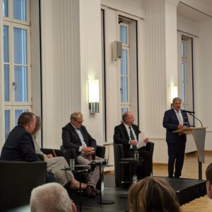 Dr. Rolf Mahlke, Dr. Ulrike und Jens Schlicht im Podiumsgespräch mit dem Landesbeauftragten Johannes Beleites.