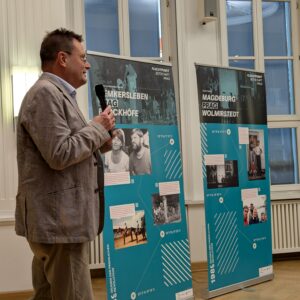 Dr. Wolfram von Scheliha führt in die Ausstellung "Fluchtpunkt Botschaft Prag" des Landesbeauftragten ein.