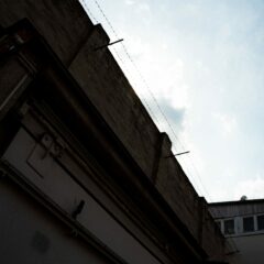 Blick nach oben auf den Stacheldraht und den ehemaligen Wachturm (rechts), Foto: Maria Wündisch